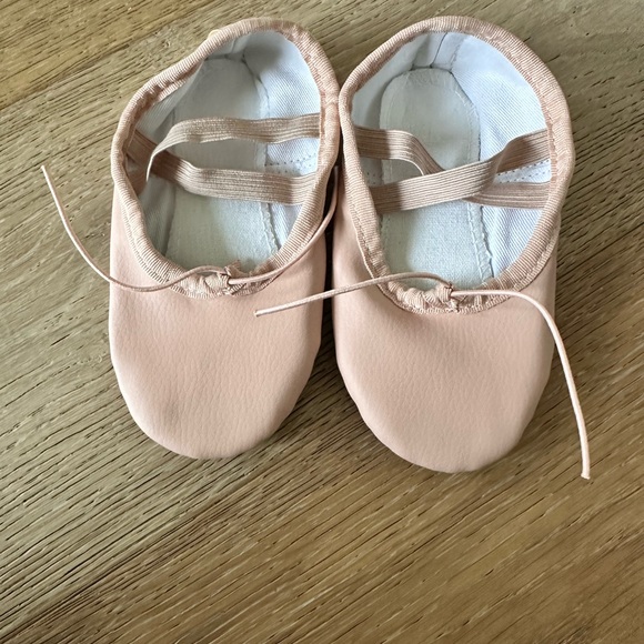***NEW*** toddler size 9 ballet shoes - Picture 1 of 3